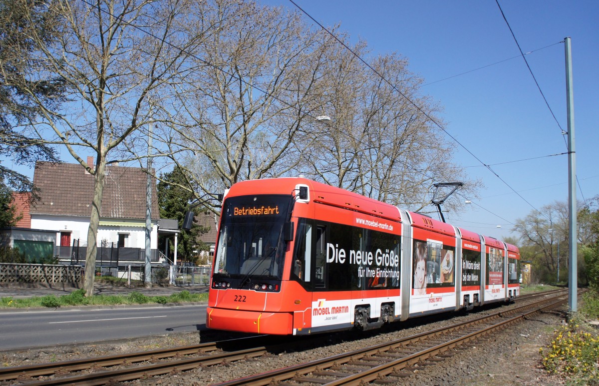 Straenbahn Mainz: Stadler Rail Variobahn der MVG Mainz - Wagen 222 als Betriebsfahrt, aufgenommen im April 2015 in Mainz-Gonsenheim.