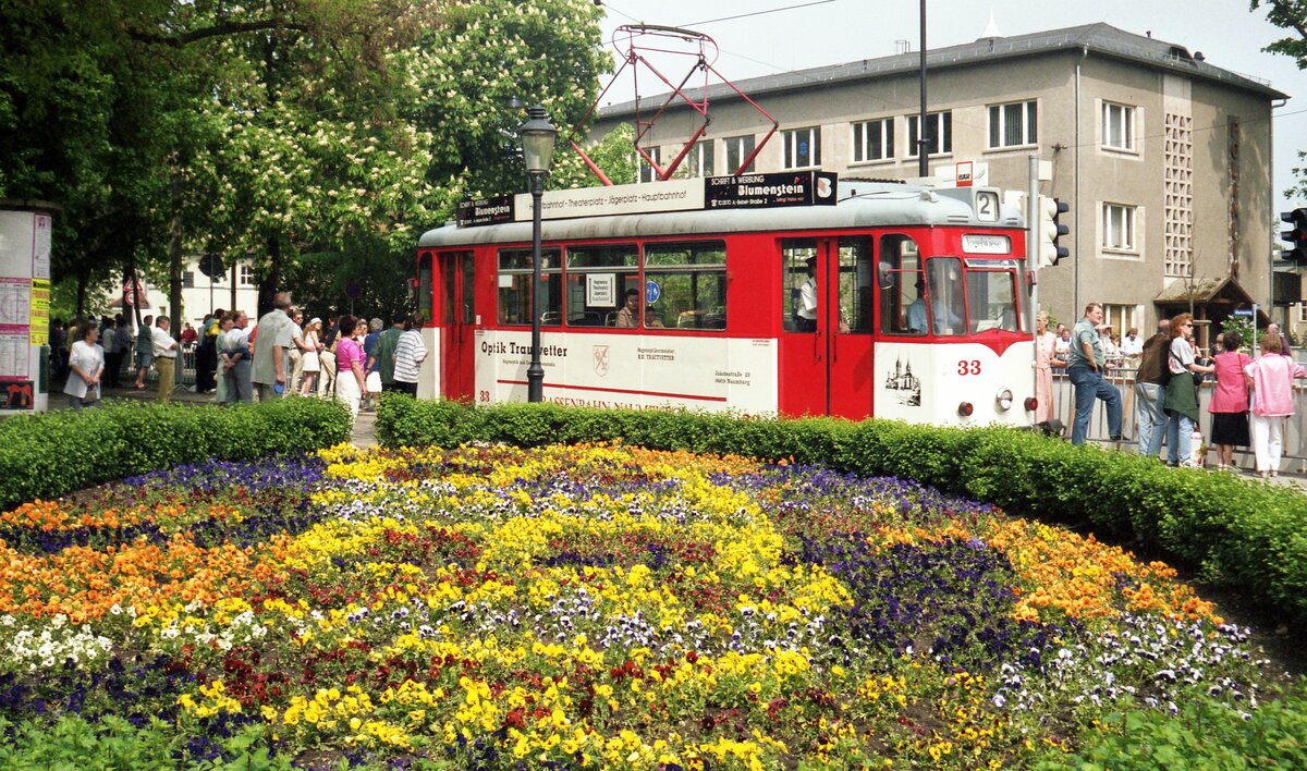 Straßenbahn Naumburg/Saale__Tw 33 [T57; VEB Gotha 1958; ex Frankfurt/O ex Gotha; ab 2003 abgestellt, 2007 an Chemnitz] als Linie 2 zur (damaligen) Endstation 'Vogelwiese' (seit 2017 'Salztor').__30-04-2000