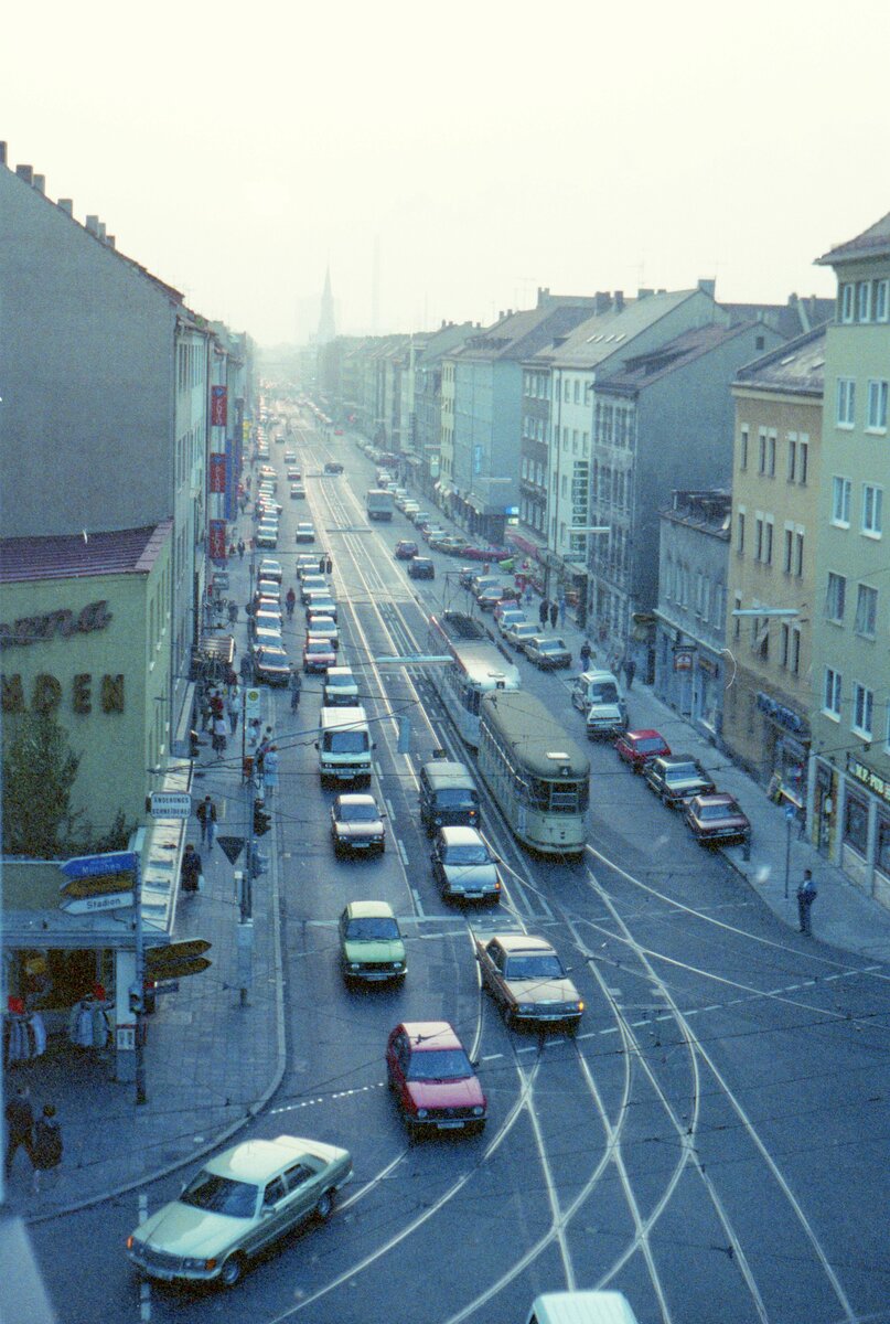 Straßenbahn Nürnberg__Blick in die Wölckernstr. Im Abendlicht ein Zug der Linie 4 nach Thon via Aufsessplatz, Landgrabenstr., Plärrer.__1988/89