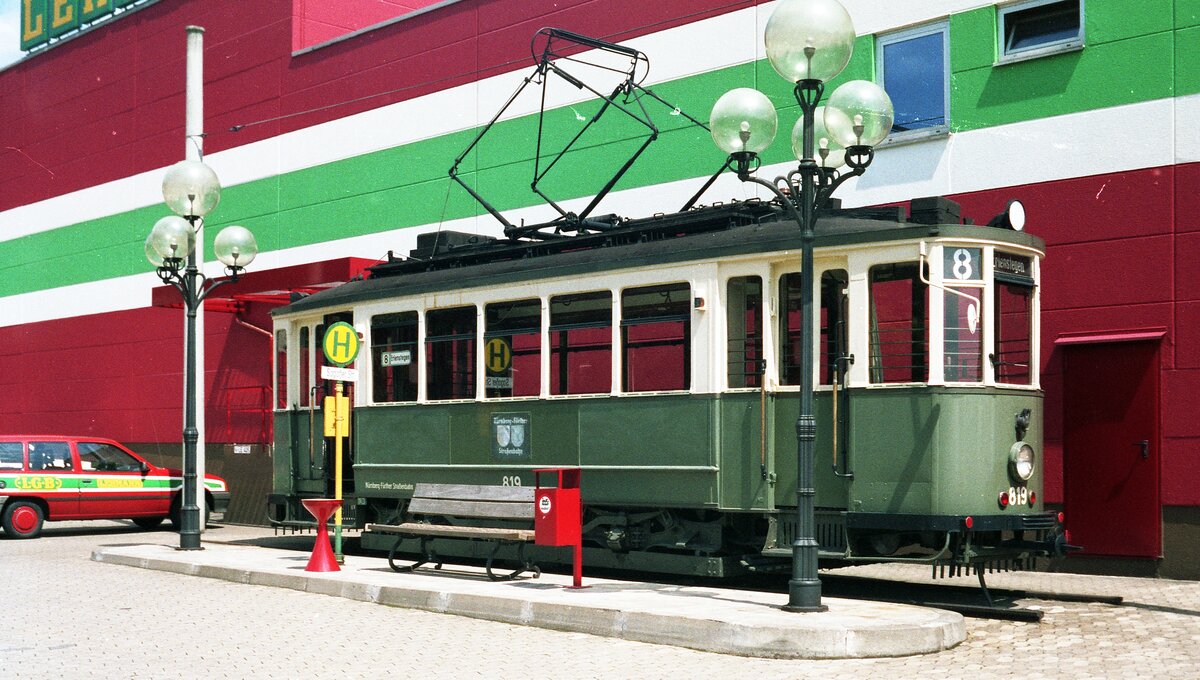 Straßenbahn Nürnberg__Tw 819 [2x, MAN/SSW 1926] war von 1980 bis ca.2017 als Blickfang der Firma LGB (Lehmann Gartenbahnen) an der Oelser Str. in Nbg.-Altenfurt aufgestellt.__Foto von 1988