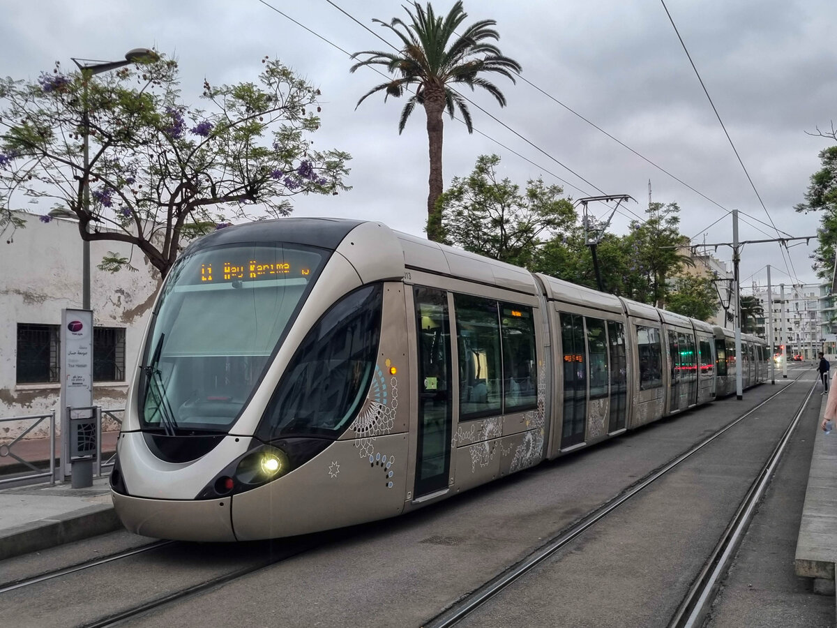 Straßenbahn Rabat-Salé Zug 013 auf der Linie 1 nach Hay Karima in der Haltestelle Tour Hassan, 12.06.2024.