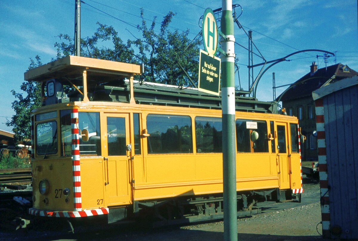 Straßenbahn Reutlingen__ATw 27 [HK 1916; als Denkmal der Stadtwerke RT erhalten] auf dem Abzweiggleis zum Südbhf.__05-09-1974