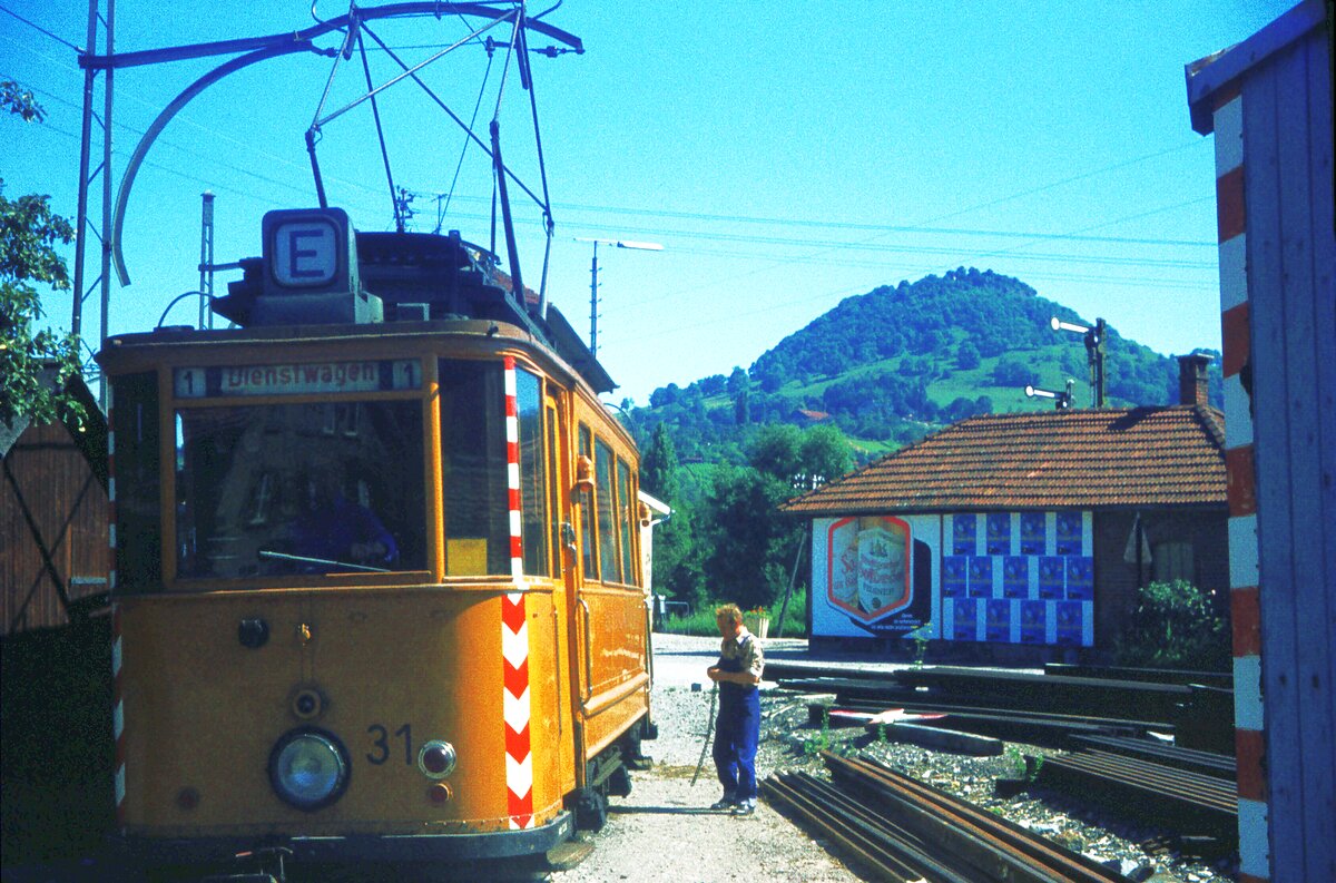 Straßenbahn Reutlingen__ATw 31 auf dem Abzweiggleis zum Südbhf.   Nur ein Arbeitswagen , aber mit Geschichte ! [ME 1912 für die Straßenbahn Eßlingen; 1944 zur SSB als Tw 565; 1949 nach RT als Tw 31, spätestens ab 1966 als ATw in orange; 1974 Sammlung Pollitzer; 1980 ins DSMH e.V. Wehmingen; 1992 nach Zwickau,Umbau in Krakau zum  historischen  HBw 17. [Quelle: Homepage der Freunde des Nahverkehrs Zwickau e.V.]. Im Hintergrund die Achalm, Reutlingens Hausberg.__29-07-1974