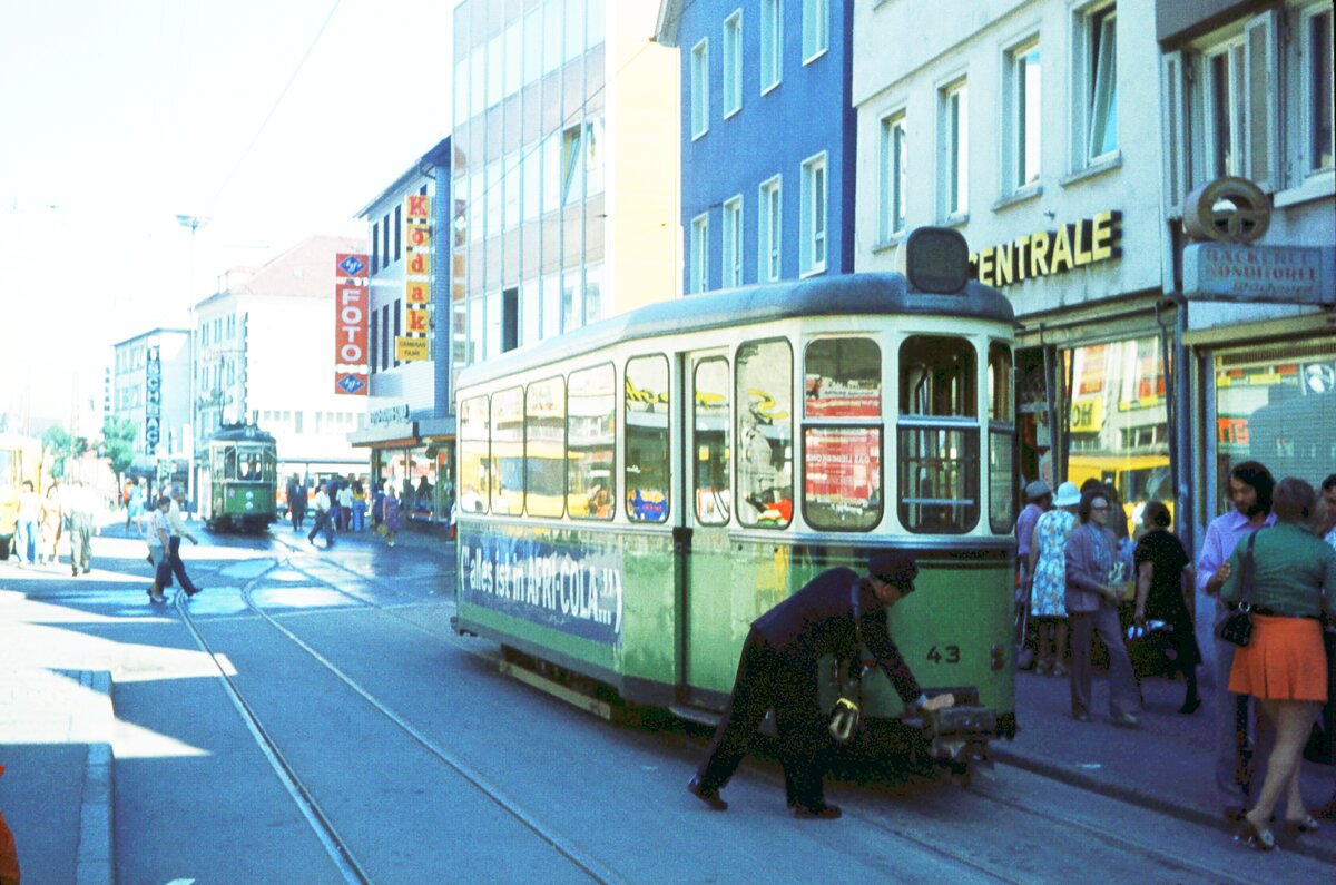 Straßenbahn Reutlingen__Auch das war die Straßenbahn in Reutlingen 1974. Umsetzen mit 2x-Wagen-Zügen in der Wilhelmstr. an der Endstation 'Karlsplatz', wennn auch hier schon mit moderneren Kupplungen. Seit den 1990er Jahren gibt es Bestrebungen, und inzwischen konkrete Planungen, für eine Regionalstadtbahn Neckar-Alb (RSB) nach Karlsruher Vorbild. 2019 wurde ein Kooperationsvertrag zur gemeinsamen Fahrzeugausschreibung für das Projekt “VDV-TramTrain“ unterzeichnet von den Verkehrsbetrieben Karlsruhe (VBK), Albtal-Verkehrs-Gesell-
schaft (AVG), Saarbahn Netz, Schiene Oberösterreich (Schiene OÖ GmbH), Land Salzburg und der Regional-Stadtbahn Neckar-Alb. Der Zuschlag für den Bau von bis zu 504 (Festbestellung 246) Tram-Trains ging im Januar 2022 an Stadler. 2027 sollen die ersten der insgesamt 30 Fahrzeuge (bis zu 57 weitere als Option) als Neubeschaffung in die Region Neckar-Alb geliefert werden.
 __29-07-1974 