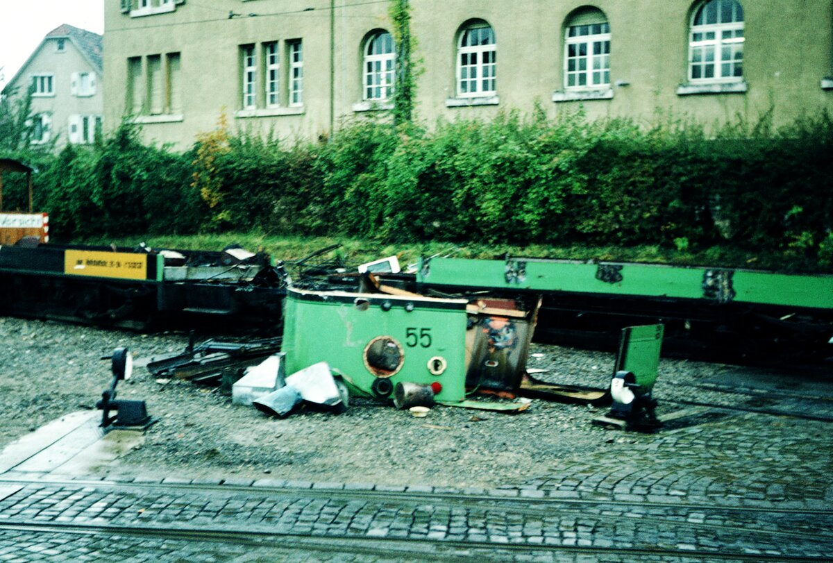 Straßenbahn Reutlingen__Die Straßenbahn in Reutlingen verkehrte das letzte Mal (auf den Linien 1 und 2) am 19. Oktober 1974. Als  passende Dekoration  waren die Reste des Tw 55 [ME 1929], der bis 1970 auf dem nördlichen Teil-Netz der Linien 3 und 4 zu Hause war, im Bf Eningen zu bewundern.__19-10-1974