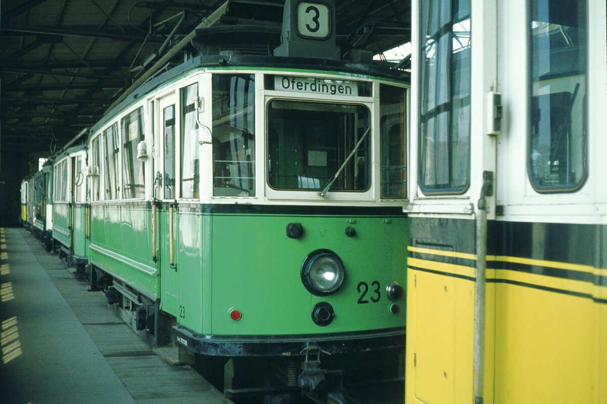 Straßenbahn Reutlingen__Die Straßenbahn in Reutlingen verkehrte das letzte Mal (auf den Linien 1 und 2) am 19. Oktober 1974. Tw 23 [HK 1912] und Bw 11 [HK 1916] im Mai 1974 im SSB Depot Ostheim (obere Halle) zusammen mit SSB-Museumswagen.__05-1974