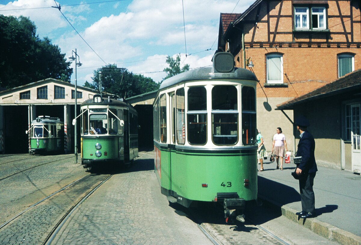 Straßenbahn Reutlingen__Die Straßenbahn in Reutlingen verkehrte das letzte Mal (auf den Linien 1 und 2) am 19. Oktober 1974. Tw 58 [ME 1957] und Bw 43 [Fuchs 1955] beim Umsetzen im bf Eningen. __29-07-1974