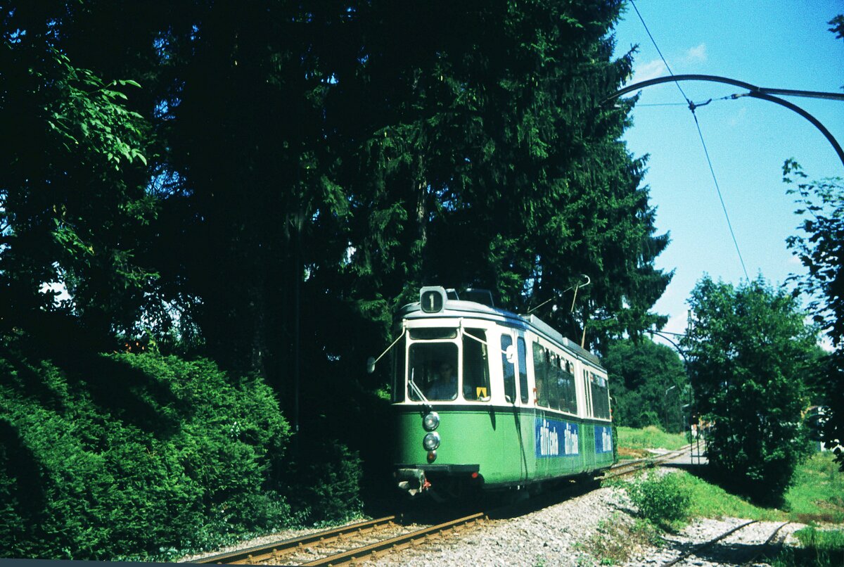 Straßenbahn Reutlingen__Die Straßenbahn in Reutlingen verkehrte das letzte Mal (auf den Linien 1 und 2) am 19. Oktober 1974. GT4 auf Linie 1 hat gerade den Bahnhof Eningen verlassen mit Ziel Reutlingen. Rechts der ehemalige Abzweig zur Spinnerei.__29-07-1974