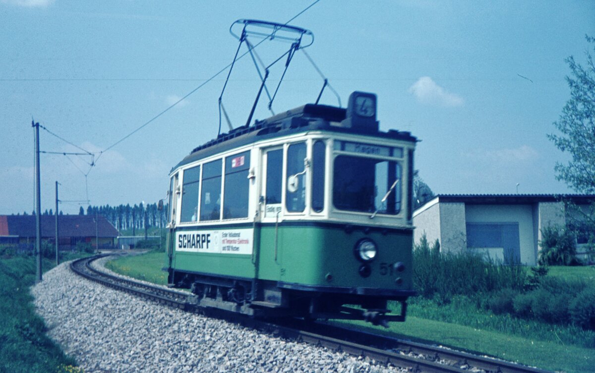 Straßenbahn Reutlingen__Tw 51 [ME 1928] auf Linie 4 in Orschel-Hagen. Diese Strecke in die in den 60er Jahren errichtete Trabantensiedlung wurde erst 1964 (auf eigenem Bahnkörper) gebaut...__Mai 1970