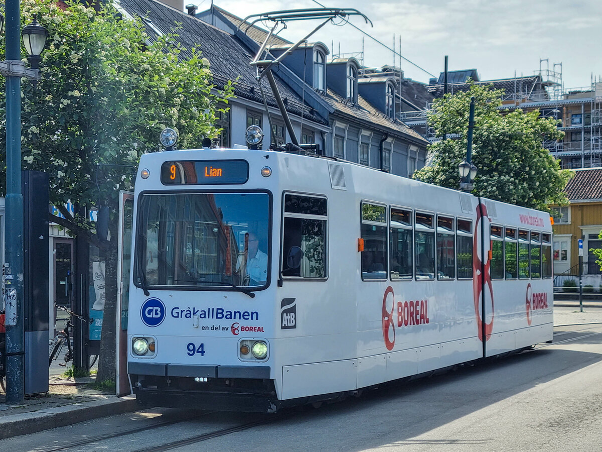 Straßenbahn Trondheim Zug 94 auf der Linie 9 nach Lian in der Starthaltestelle St. Olavs gate, 18.06.2023.