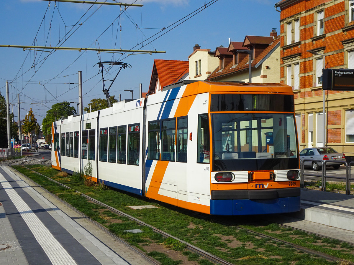 Straßenbahnzug 2209 als Linie 1 nach Schönau in Rheinau Bahnhof, 07.10.2018.