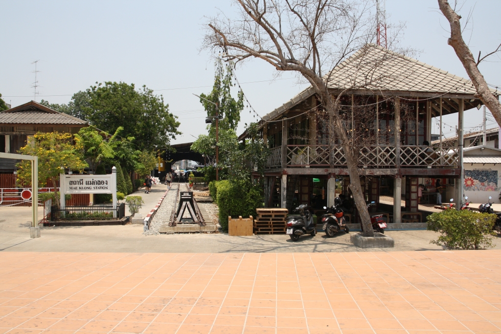 Strecken-Km 33,57 Km und jetziges südliches Ende der Mae Klong Line am 01.Mai 2024. - Das hölzerne Bahnhofsgebäude rechts im Bild stammt nach aus der Anfangszeit der Bahnlinie und beherbergt im Obergeschoß ein kleines Museum sowie ein klimatisiertes Cafe.