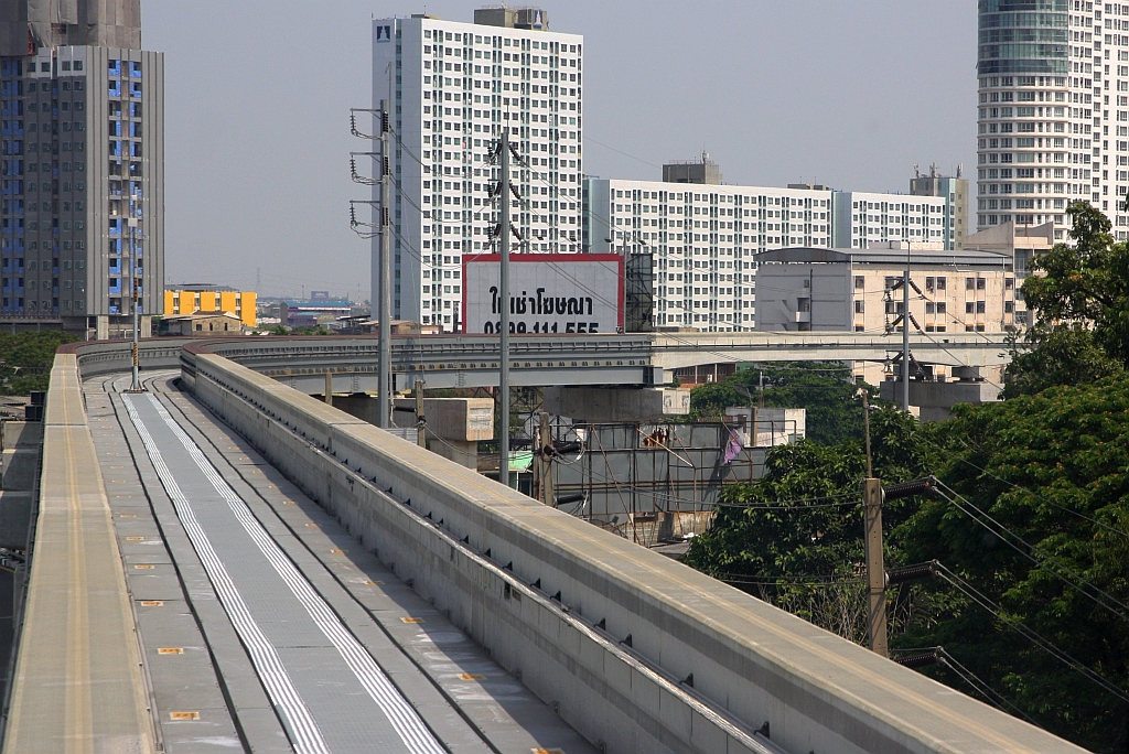 Streckenabschnitt der MRT Yellow Line (YL) zwischen der Bang Kapi Station (YL08) und der Yaek Lam Sali Station (YL09) am 25.März 2024.