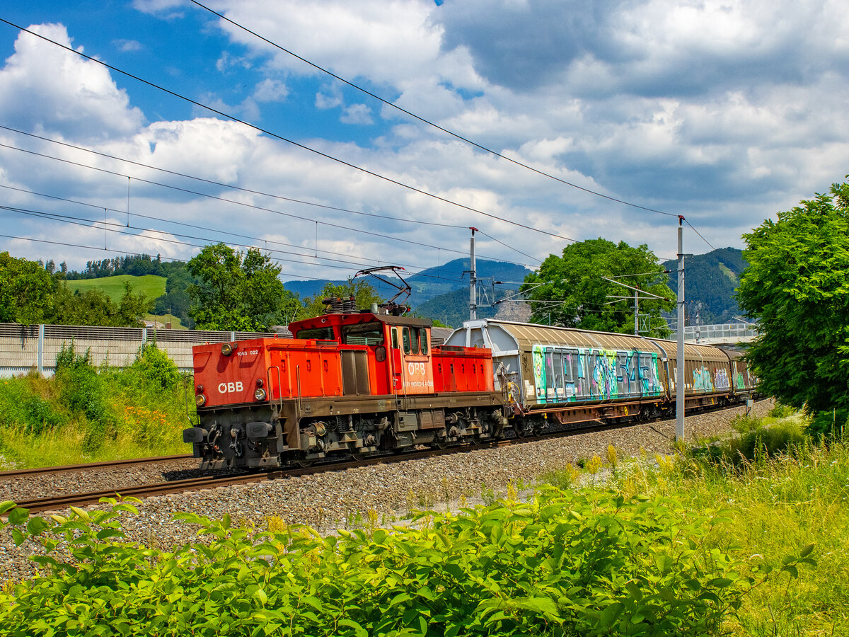 Stübing. Die Nahgüterzug-Lokomotive 1063 022, zieht hier einen Schiebewandwagen-Zug von Frohnleiten nach Graz, aufgenommen bei Kleinstübing.