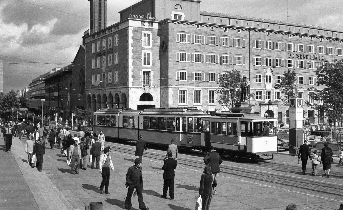 Stuttgart Pferdebahn__Der seltsame und einmalige 2-Wagen-Zug verläßt die Haltestelle 'Schloßplatz' in Richtung Hbf. Der Wagen Nr. 21 wurde bereits in der Oberen Königstraße abgehängt. Seit 30.09. fuhr auch der 15er (als letzte Linie) nicht mehr über die obere Königstraße nach Heslach/Vaihingen, sondern via Charlottenplatz nach Degerloch/Möhringen. (Ab Nov. 1978 auch nicht mehr über den Schloßplatz, sondern vom Hbf. bis Charlottenplatz unterirdisch ! Die zentrale Haltestelle 'Schloßplatz' an der sich jahrzehntelang fast alle wichtigen Linien trafen,hatte ausgedient.)__30-09-1978