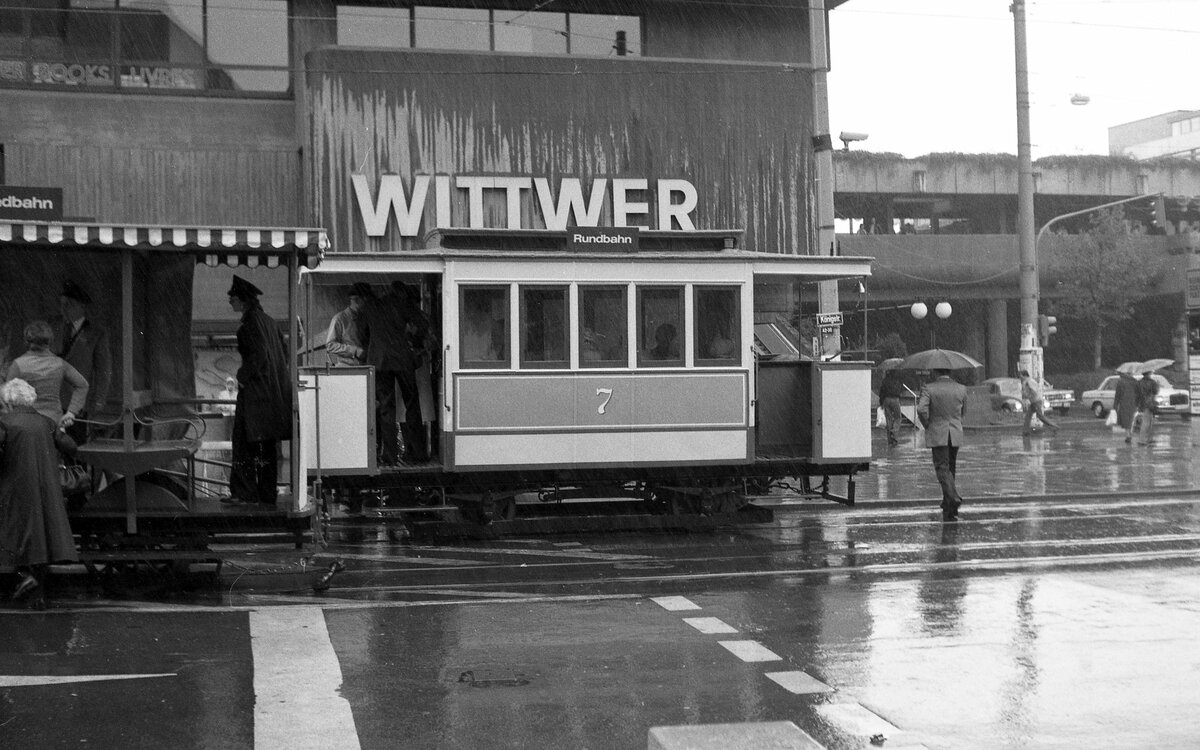 Stuttgart Pferdebahn__Wagen 7 auf der Königstraße. Fahrgäste trotz gelegentlicher Regenschauer.__30-09-1978 