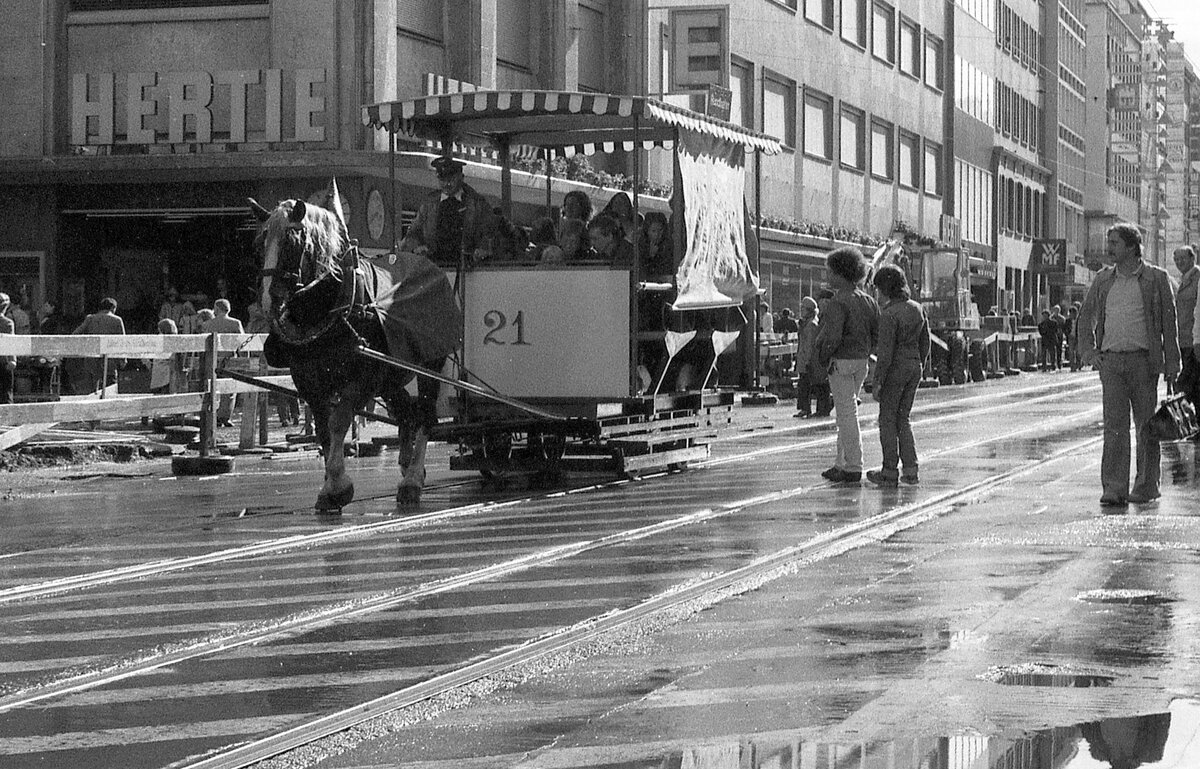 Stuttgart Pferdebahn__Wagen Nr. 21 auf der Königstraße Richtung Schloßplatz unterwegs.__30-09-1978