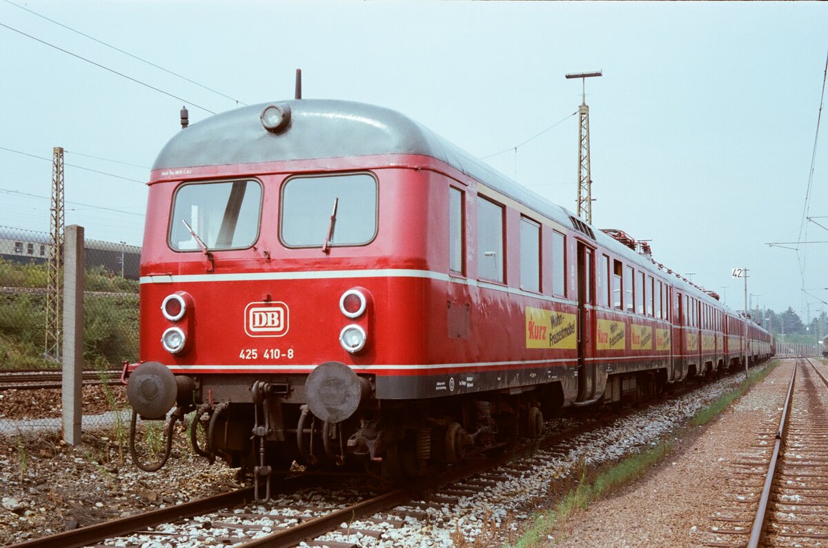 Stuttgarter Vorortzug 425 410-8 vor dem Ausbesserungswerk Cannstatt (August 1983)