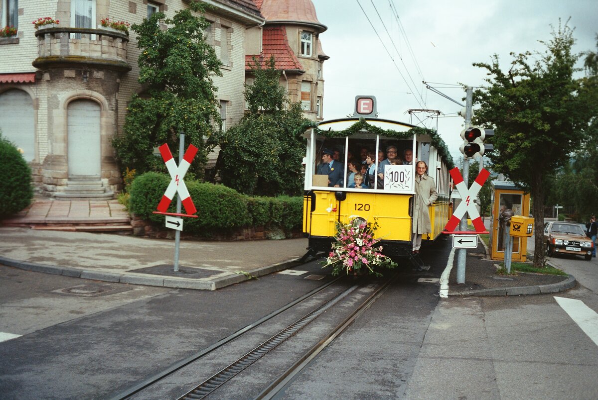 Stuttgarter Zahnradbahn: Vorstellwagen 120 mit Zahnradwagen 104 bei der Station Haigst.
Datum: 15.09.1984