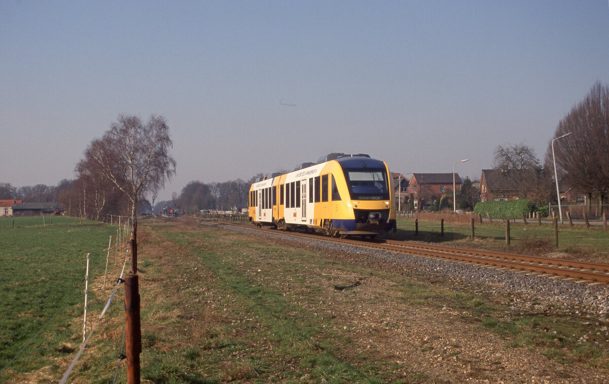 Syntus nr 30 als Zug 30839 (Zutphen - Winterswijk) in Ruurlo am 17.02.2002.Scanbild 8470, Fujichrome100.