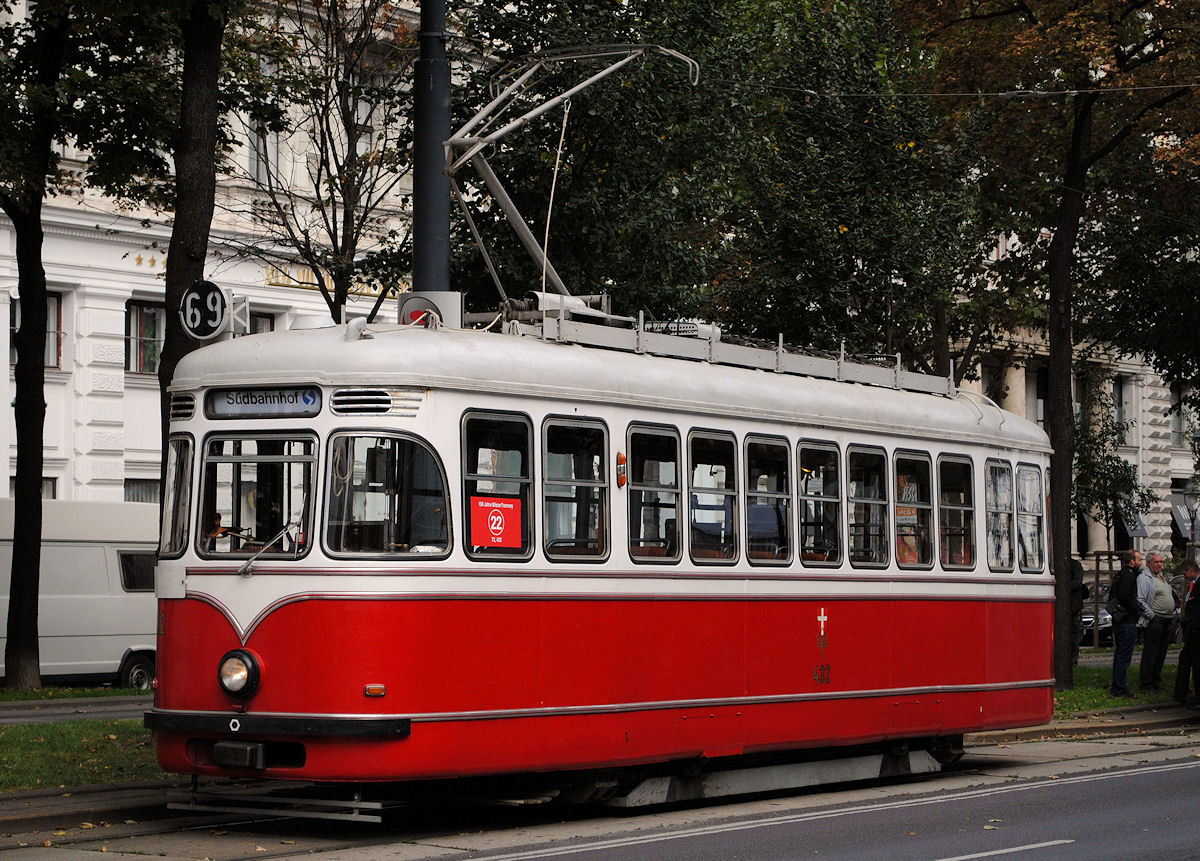 T2 432, der 1956 auf einem alten Fahrgestell der Triebwagenreihe T aufgebaut wurde und sich hier im Betriebszustand der frühen 1970er Jahre präsentiert, wartet am Schottenring auf den Beginn der Parade anläßlich des 150 jährigen Bestehens der Wiener Straßenbahn. (27.09.2015)