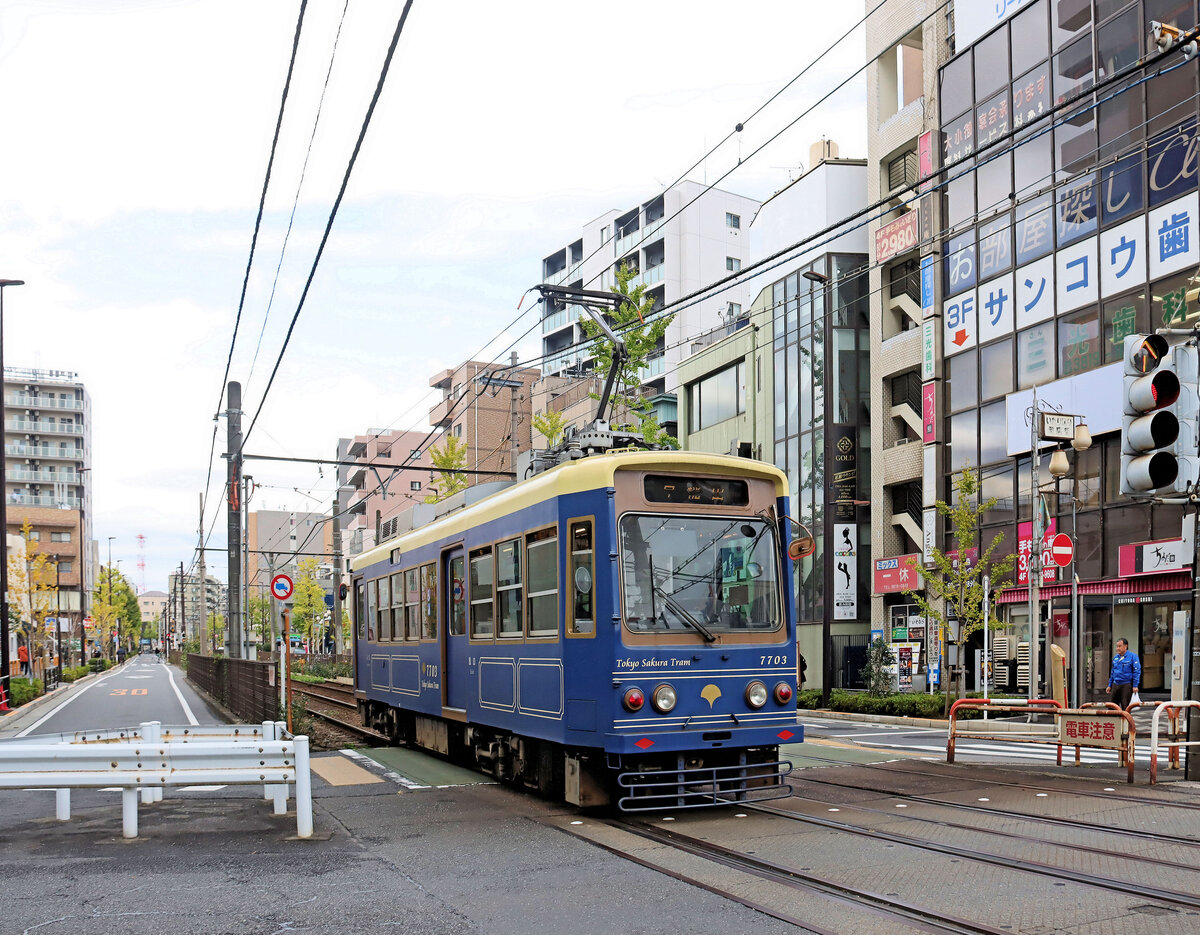 Tôkyô Strassenbahn (die Tôkyô Strassenbahn hat 1372 mm-Spur), Serie 7700: Ausfahrt des Wagens 7703 aus Machiya. Es gibt 8 Wagen der Serie 7700 aus den Jahren 2016/17. Dabei wurde ein Kasten der Serie 7000 weiterverwendet; viele Teile einschliesslich des Fahrgestells entsprechen dagegen der neuen Serie 8900. Die Aufmachung wird als  modern-retro  bezeichnet,  modern-altmodisch . 18.November 2024  