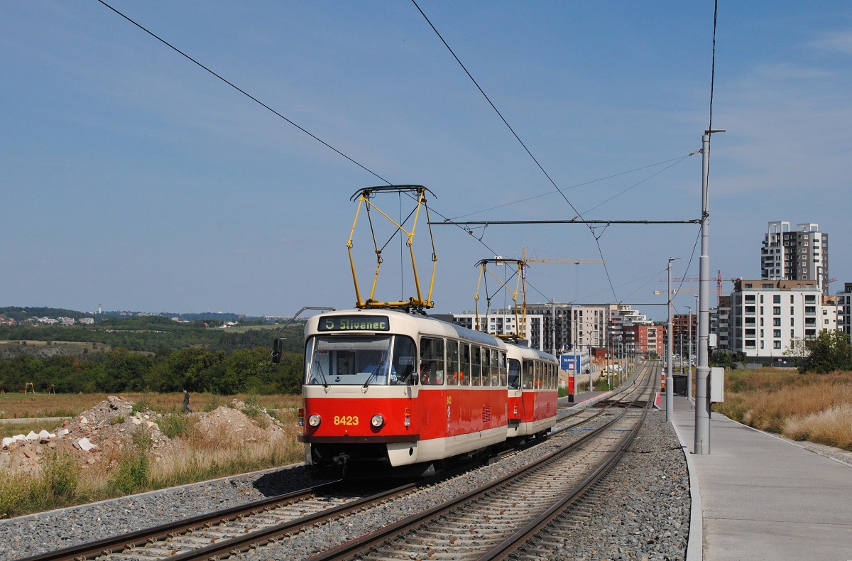 T3R.P 8423 + 8424 haben soeben die ehemalige provisorische Endstelle Holyne verlassen und erklimmen nun die letzte Steigung nach Slivenec. (27.08.2024)