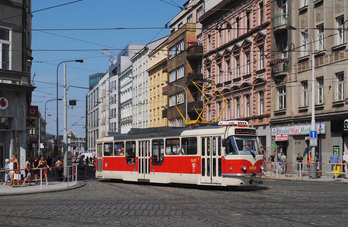 T3R.PLF 8293 biegt als Linie 13 von der Belehradska ulice in die Jugoslavska ulice ein. (28.08.2024)