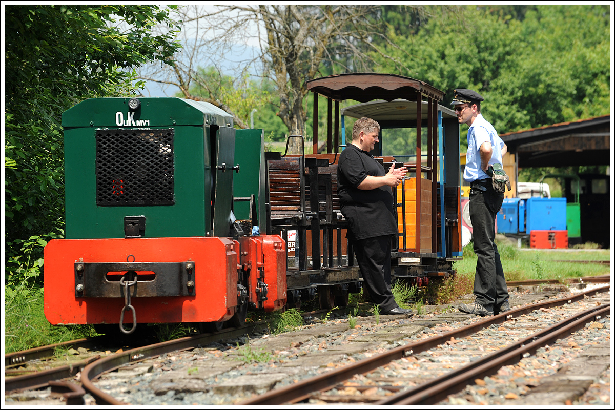 Tag der offenen Bahnhofstür bei der Stainzer Lokalbahn am 25.6.2016. Mein fotografischer Schwerpunkt bildete diesmal die umfangreiche Feldbahnanlage, auf der an diesem Tag Besucherfahrten stattgefunden haben. Hier Karl-Heinz und Tono beim Fachgespräch vor der nächsten Fahrt.