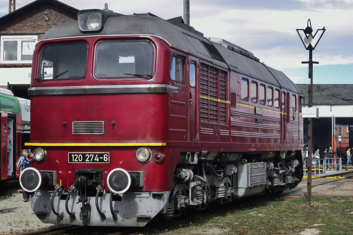 Taigatrommel 120 274 steht am 19 September 2015 ins Bw Arnstadt während ein Offener Tur Tag.