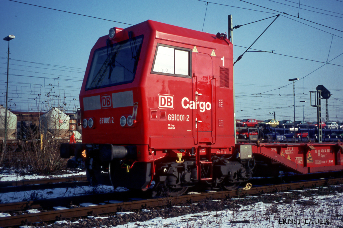 Talbot stellte 1997 von der Baureihe 691 drei Prototypen her, die aber bereits 2004 an die ÖBB verkauft wurden. Die Aufnahme des Triebkopfs der 691 001 entstand am 13.12.1998 im Rbf. Mannheim.