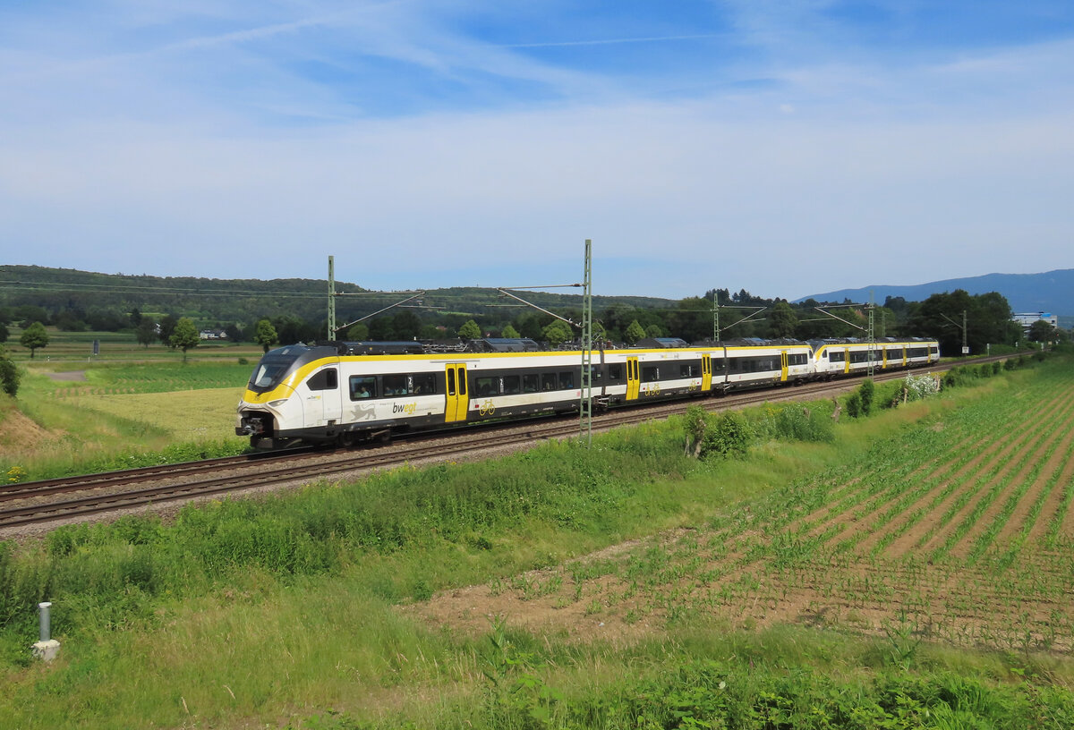 Teningen - 18. Juni 2024 : 463 017 + 023 an der RB 17122 von Freiburg nach Offenburg. 

Link zum Video : https://www.youtube.com/watch?v=m5t-qLueg-Q&t=218s