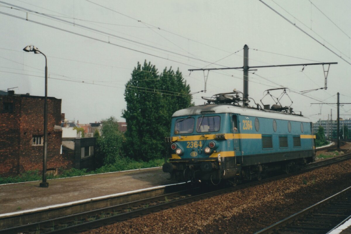 Tfzf für NMBS 2364 durch Antwerpen-Dam am 16 Mai 2004.