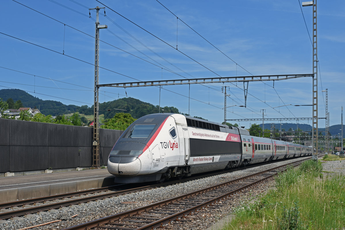 TGV Lyria 4402 durchfährt den Bahnhof Gelterkinden. Die Aufnahme stammt vom 17.07.2019.