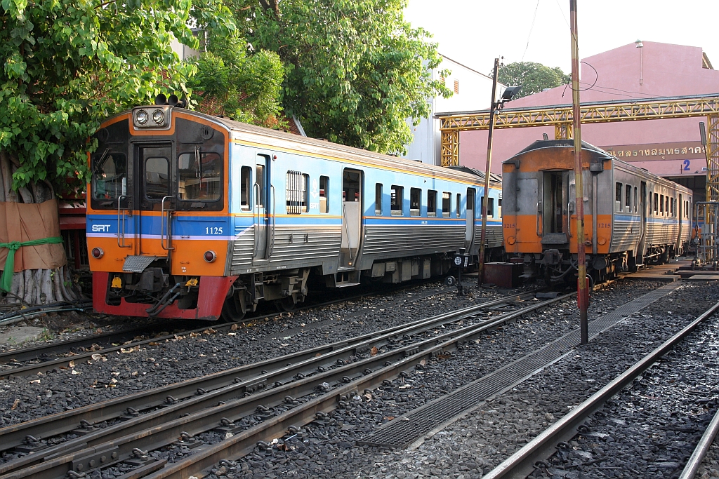 THN 1125 (1A'2', dh, Tokyu, Bauj.1983) und NKF 1215 (1A' 2', dh, Hitachi, Bauj.1985) am 01.Mai 2024 im Depot Mahachai.