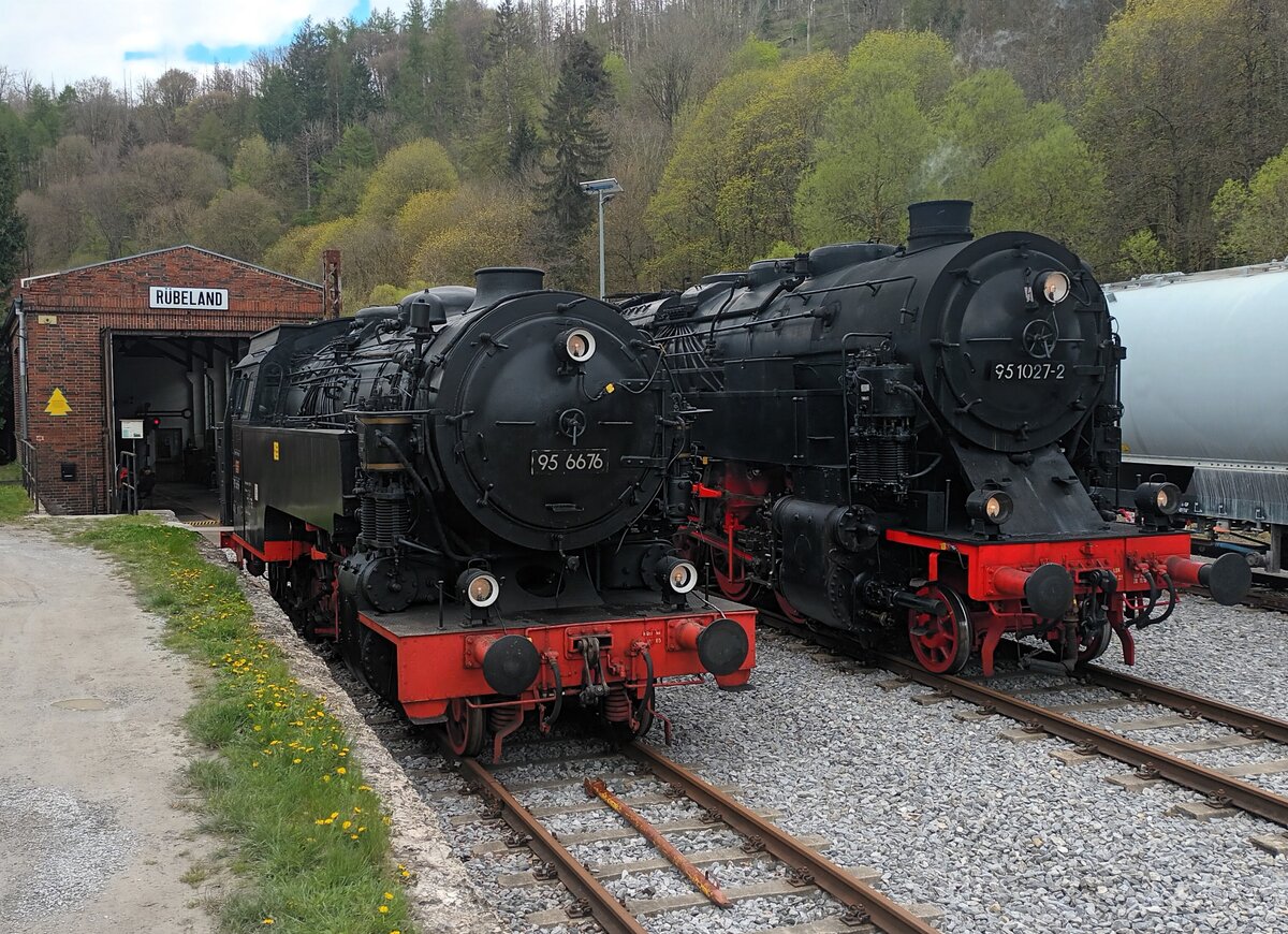 Tierklasse der HBE, Rübelandbahn am Lokschuppen Bahnhof Rübeland-Tropfsteinhöhle am 21. April 2024. Maschine 95 1027-2 steht unter Dampf, bereit den Schüttgut-Wagenzug, rechts, nach Blankenburg zu ziehen.