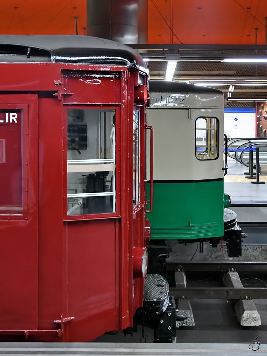 Titel des Bildes?  Nasenparade  vielleicht. Am Bahnhof Madrid-Chamartin gibt es seit 2019 die Jubiläumsausstellung  100 Jahre Metro Madrid  mit unter Andrem diesen beiden Metrofahrzeugen. (November 2022)