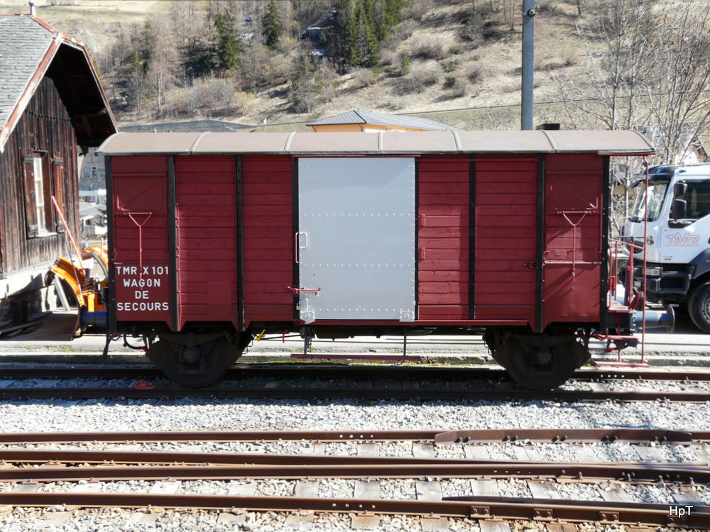 TMR / MO - Dienstwagen X 101 im Bahnhofsareal in Orsiéres am 09.03.2014