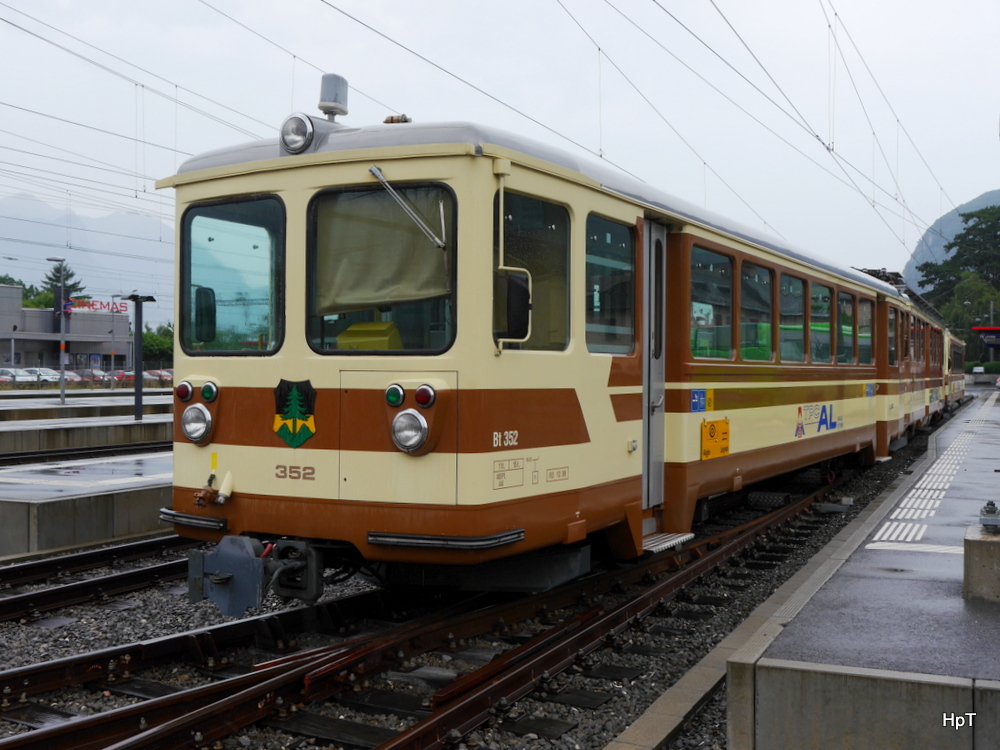 tpc / AL - Steuerwagen Bt 352 abgestellt im Bahnhofsareal in Aigle am 20.07.2014