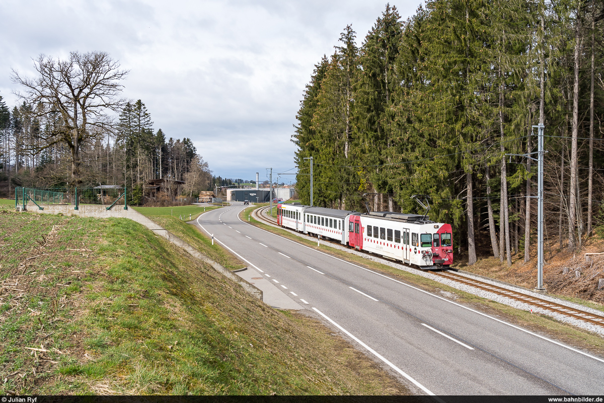 TPF Be 4/4 122 als S60 Bulle - Broc-Fabrique am 13. März 2021 zwischen La Tour-de-Trême Parqueterie und Les Marches.<br>
Die Strecke Bulle - Broc wird per 6. April 2021 stillgelegt und auf Normalspur umgebaut. Hauptargument für die Umspurung war der aufwendige Güterverkehr zur Cailler-Schokoladenfabrik mittels Rollböcken, welcher allerdings kurz darauf durch Nestlé auf die Strasse verlagert wurde.