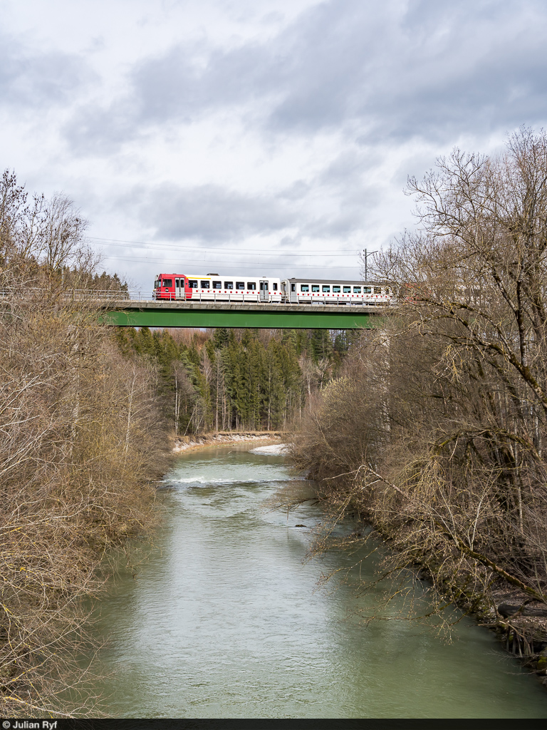 TPF Be 4/4 122 als S60 Broc-Fabrique - Bulle am 13. März 2021 auf der Saanebrücke zwischen Broc-Village und Les Marches.<br>
Die Strecke Bulle - Broc wird per 6. April 2021 stillgelegt und auf Normalspur umgebaut. Hauptargument für die Umspurung war der aufwendige Güterverkehr zur Cailler-Schokoladenfabrik mittels Rollböcken, welcher allerdings kurz darauf durch Nestlé auf die Strasse verlagert wurde.