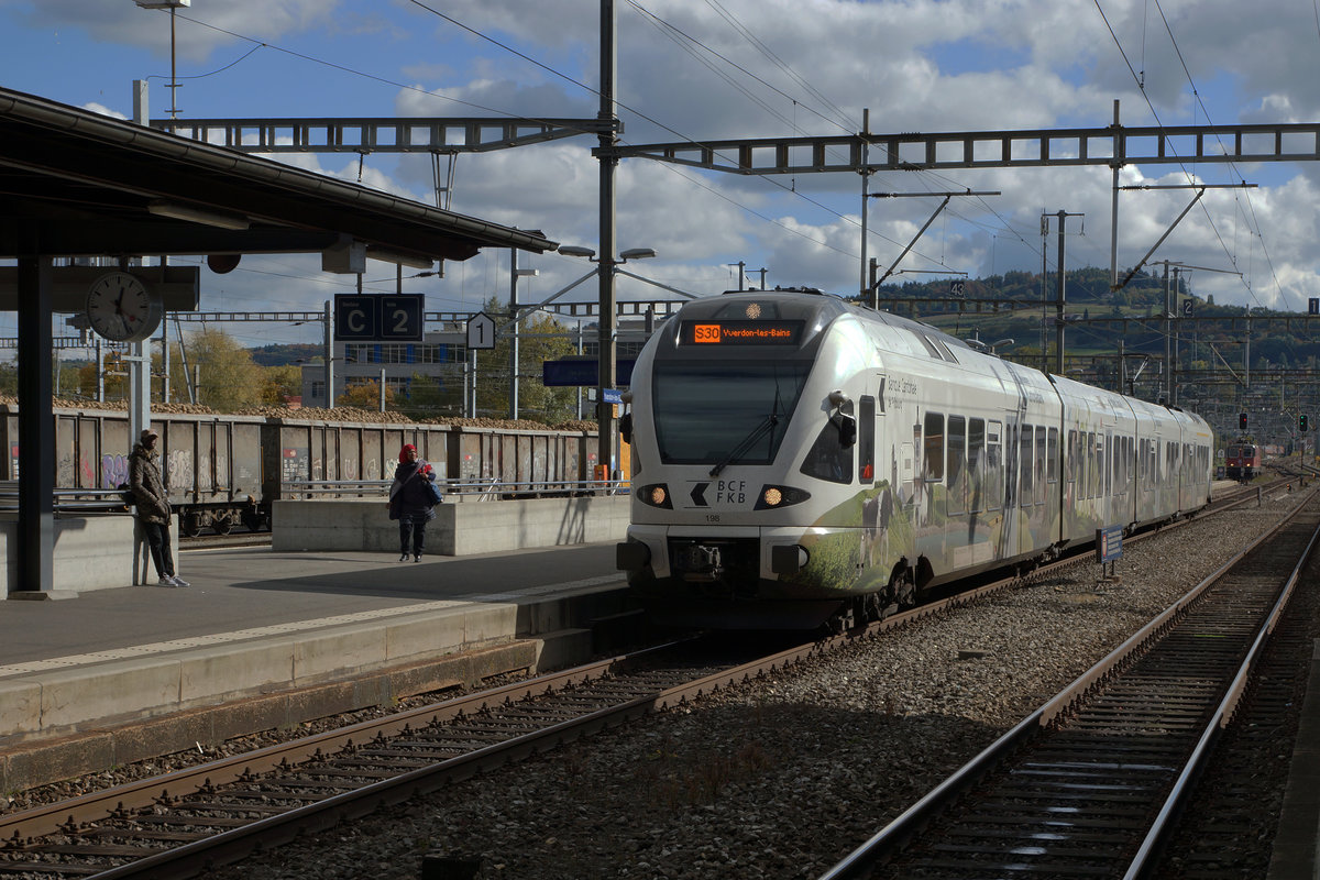 TPF/SBB: Altes und neues Rollmaterial im Einsatz als S 30.
RABe 527 198 bei der Einfahrt Yverdon-les-Bains am 20. Oktober 2016.
Foto: Walter Ruetsch
