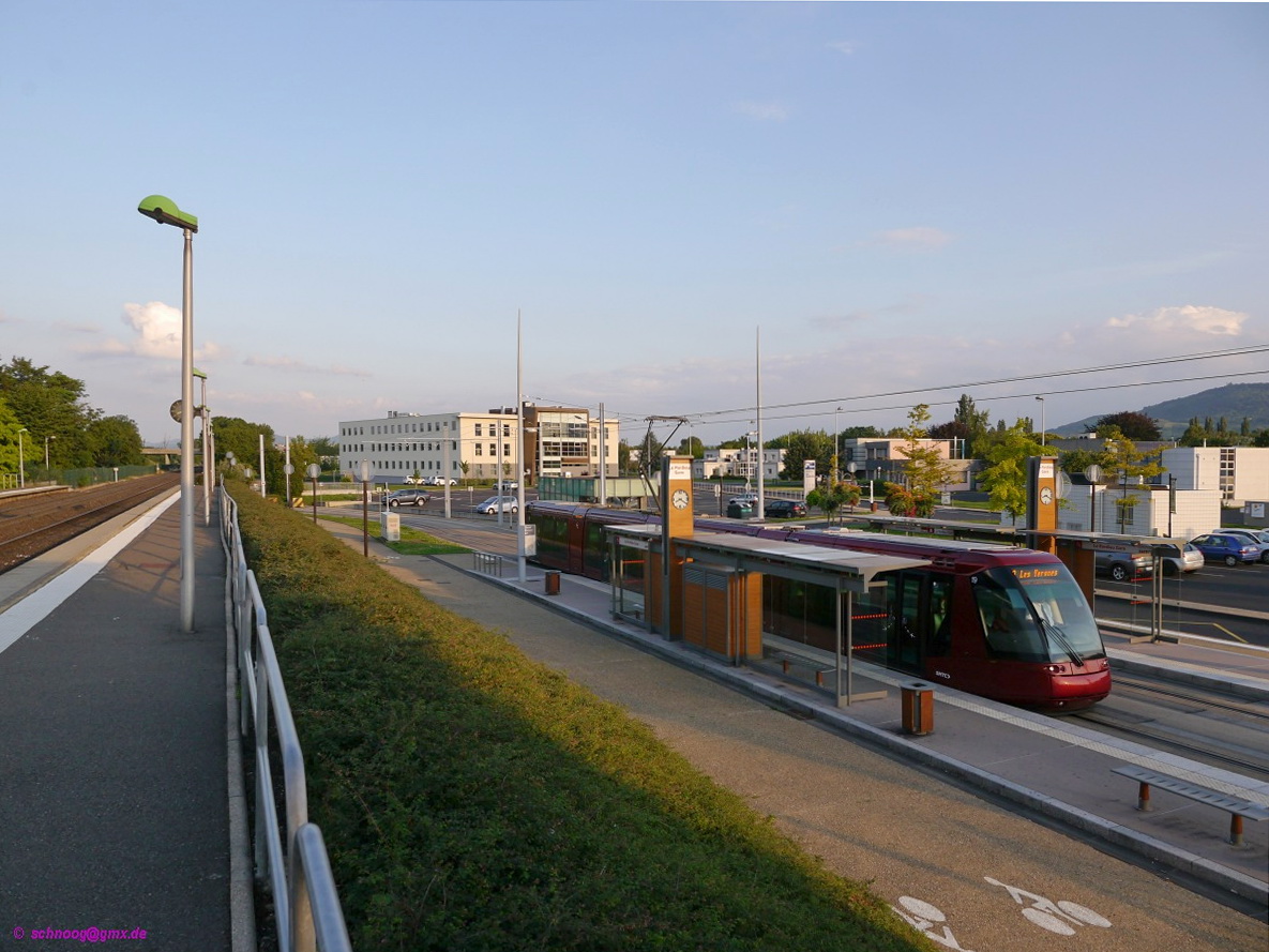 Tram T2C-19 (Translohr-STE4) am südlichen Endhalt Pardieu-Gare der 15,7 km langen Strecke. Hier gibt es eine Verknüpfung und Umstiegsmöglichkeit zur Eisenbahn.
 
Seit 2006 gibt es in Clermont-Ferrand wieder eine Straßenbahn. 
Am Sitz des weltgrößten Reifenherstellers Michelin fährt diese aber nicht auf Schienen. sondern auf Gummirädern (vom wem wohl?). 
Die Tram vom Typ Translohr ist aber spurgebunden und hat eine zentrale Führungsschiene, die auch der Spurführung dient. 
2014-07-26 Clermont-Ferrand 