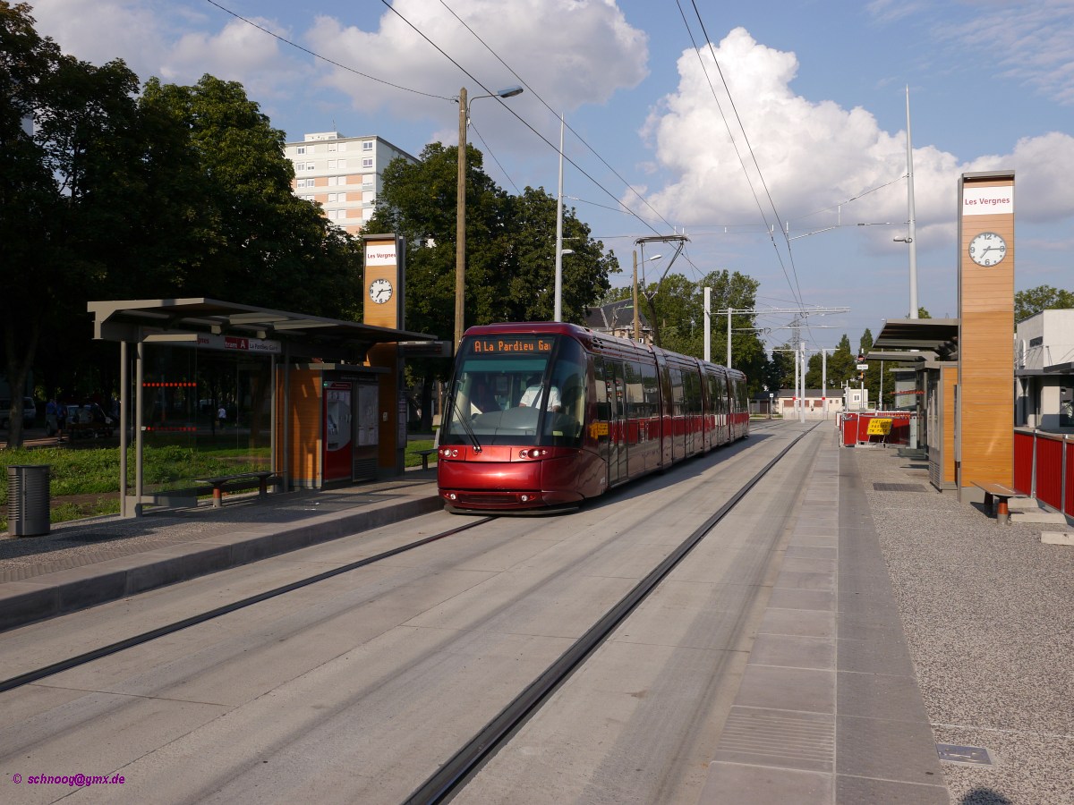 Tram T2C-19 (Translohr-STE4) steht abfahrbereit am Endhalt Les-Vergnes.
Seit einer Streckenverlängerung im Dezember 2013 ist dies der derzeitige nördliche Endhalt an der 15,7 km langen einzigen Strecke.
Seit 2006 gibt es in Clermont-Ferrand wieder eine  Straßenbahn. Am Sitz des weltgrößten Reifenherstellers Michelin fährt diese aber nicht auf Schienen. sondern auf Gummirädern (vom wem wohl?).Die Tram vom Typ Translohr ist aber spurgebunden und hat eine zentrale Führungsschiene, die auch der Spurführung dient. Sie wird ansonsten wie eine normale Tram gefahren und benötigt auch Weichen an der Schiene zum Abzweigen.
2014-07-26 Clermont-Ferrand
