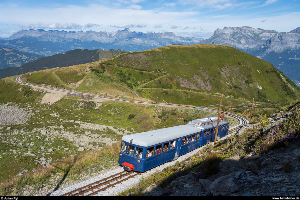 Tramway du Mont-Blanc am 26. August 2020<br>
Triebwagen Marie mit Vorstellwagen oberhalb der Kreuzungsstelle Mont Lachat.