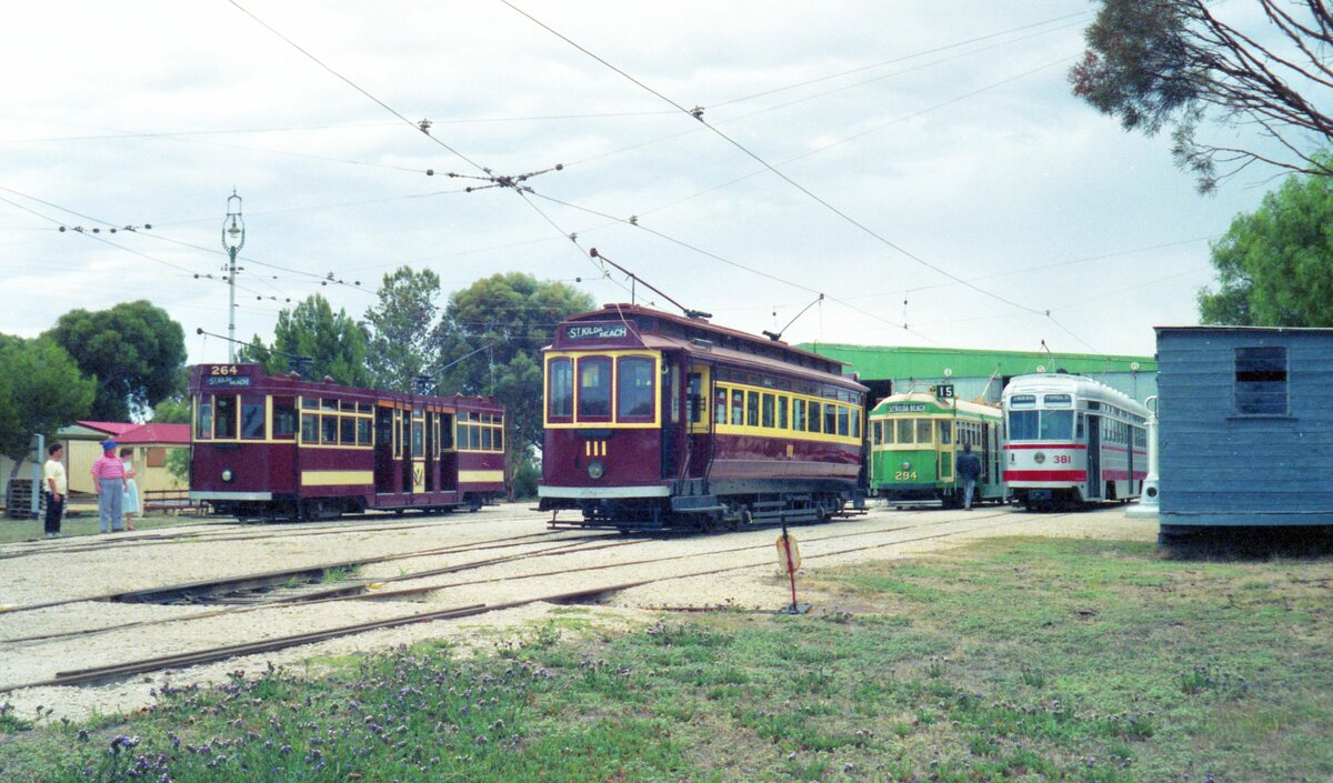 Tramway Museum St Kilda__Ca. 25 km nördlich von Adelaide, South Australia. Von den über 30 Fahrzeugen hier zu sehen : Tw 111, 264 und 381 der MTT = Municipal Tramways Trust Adelaide, sowie Tw 294 aus Melbourne.__07-01-1989