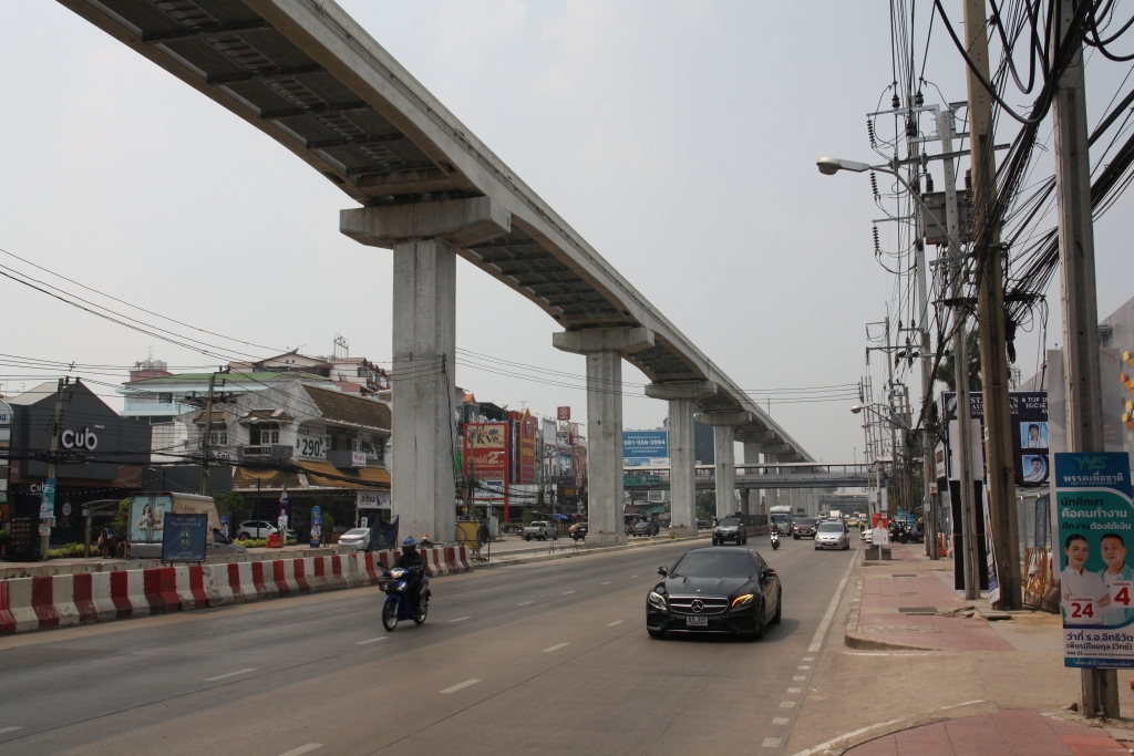 Trasse der MRT Yellow Line (YL) bei der Suan Luang Rama IX Station (YL15) in Blickrichtung Srinagarinda Station (YL14) am 27.April 2023. Zu diesem Zeitpunkt fand schon Probebetrieb statt. - Geöffnet wurde die Yelloe Line (YL) dann in 3 Schritten mit 03.Juni 2023 (Samrong YL23 - Hua Mak YL11), 12.Juni 2023 (Hua Mak YL11 - Phawana YL02) und 19.Juni 2023 (Phawana YL02 - Lat Phrao YL01).