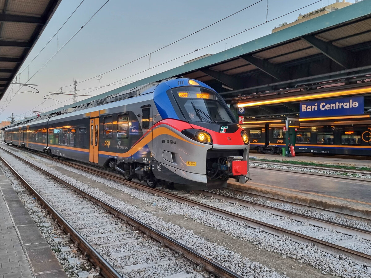 Trenitalia ETR 104 120-A steht mit einem Regionalzug nach Taranto in Bari Centrale, 11.10.2024.