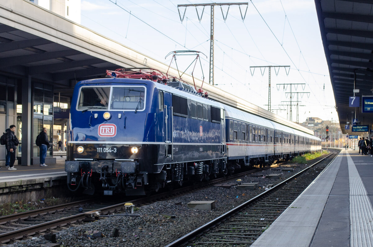 TRI 111 054 mit einem Adventsverstärker der Linie RE1/6 in Essen Hbf am 30.11.2024