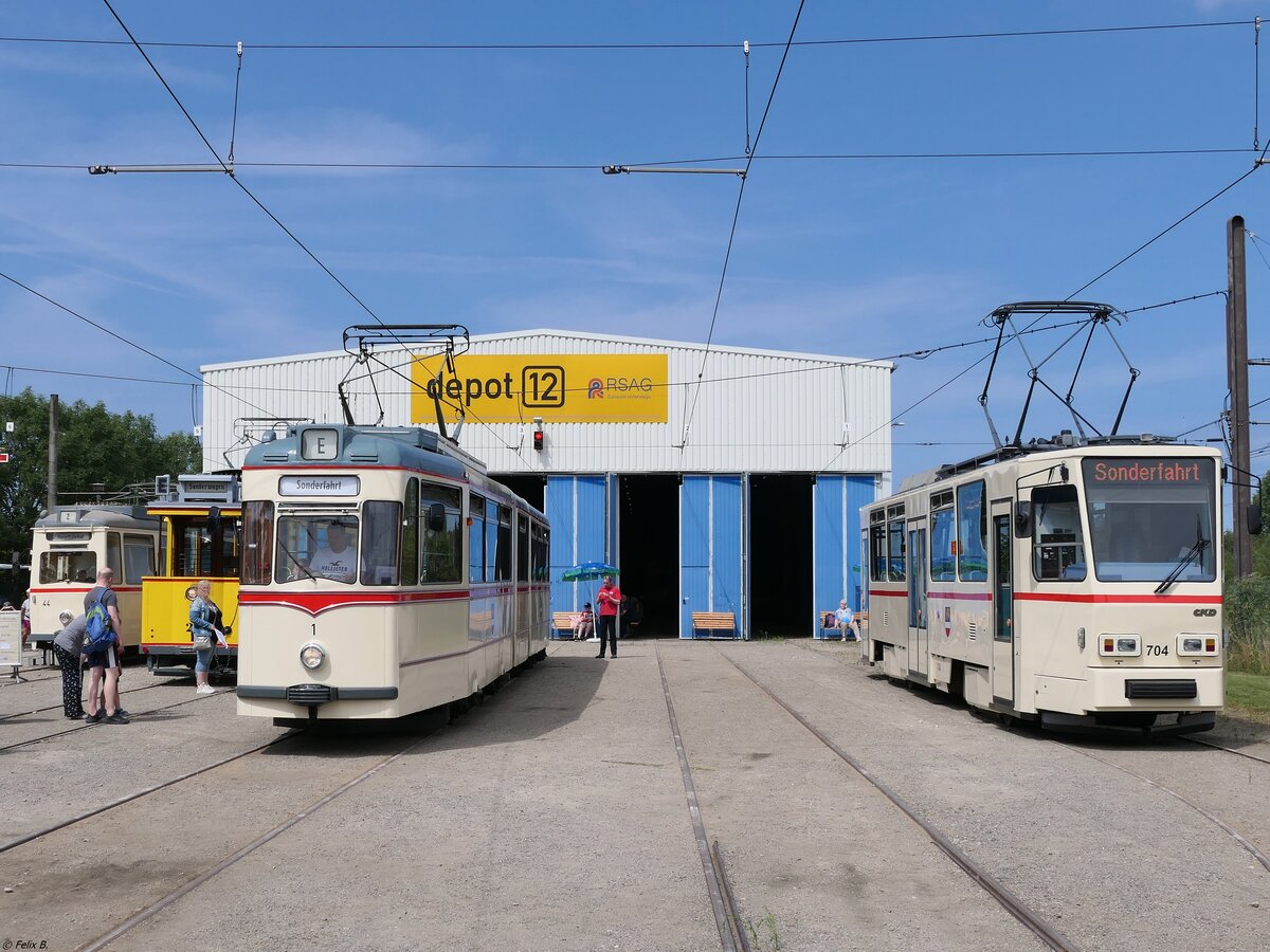 Triebwagen 44, 26 und Gelenktriebwagen 1 und Tatra T6A2 Nummer 704 der Rostocker Straßenbahn AG im Depot12 am Tag der offenen Tür am 03.08.2024